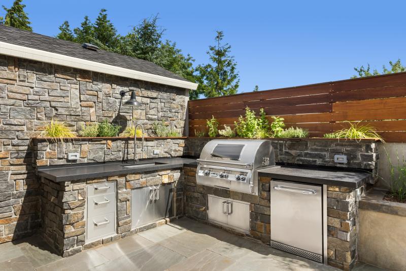 Outdoor Kitchens & Living Spaces